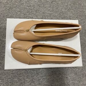 Maison Martin Margiela Women's Beige Tabi Flats